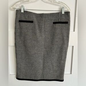S’ Max Mara lined wool houndstooth skirt. Size 8. Great condition!